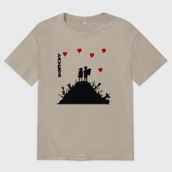 Футболка оверсайз мужская Banksy Бэнкси мальчик и девочка на горе оружия, цвет: миндальный