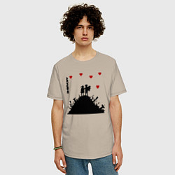 Футболка оверсайз мужская Banksy Бэнкси мальчик и девочка на горе оружия, цвет: миндальный — фото 2