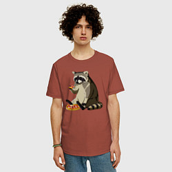 Футболка оверсайз мужская Енот кушает пиццу, цвет: кирпичный — фото 2