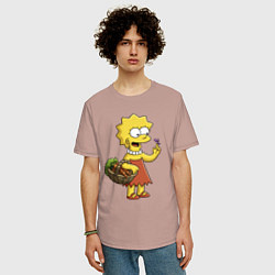 Футболка оверсайз мужская Lisa Simpson с гусеницей на даче, цвет: пыльно-розовый — фото 2