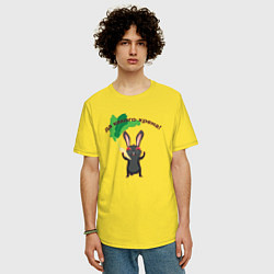 Футболка оверсайз мужская Черный кролик держит корень хрена с листьями, цвет: желтый — фото 2