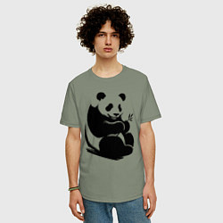 Футболка оверсайз мужская Сидящая чёрная панда с бамбуком, цвет: авокадо — фото 2