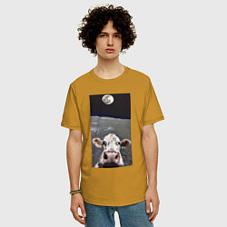 Футболка оверсайз мужская Корова делает селфи на Луне - Земля в космосе, цвет: горчичный — фото 2