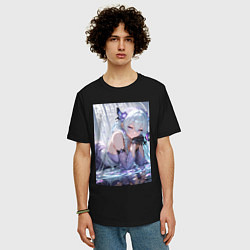 Футболка оверсайз мужская Девушка лежащая на глади воды с бабочками и лепест, цвет: черный — фото 2