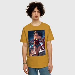 Футболка оверсайз мужская Чудо-женщина на крыше с городским фоном в стиле ко, цвет: горчичный — фото 2