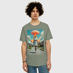 Футболка оверсайз мужская Девушка в костюме монашки уходит от взрыва, цвет: авокадо — фото 2