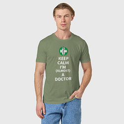 Футболка хлопковая мужская Keep calm I??m a doctor, цвет: авокадо — фото 2