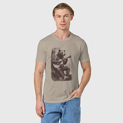 Футболка хлопковая мужская Медведь в лесу играет на акустической гитаре, цвет: миндальный — фото 2