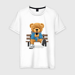 Мужская футболка Плюшевый медведь на скамейке