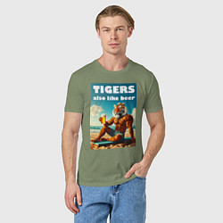 Футболка хлопковая мужская Тигры тоже любят пиво - нейроарт, цвет: авокадо — фото 2