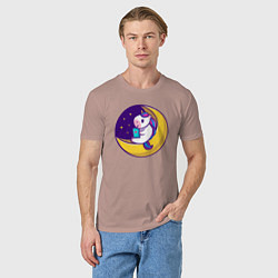 Футболка хлопковая мужская Единорог читает на луне, цвет: пыльно-розовый — фото 2