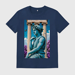 Футболка хлопковая мужская Античный персонаж на фоне колонн, цвет: тёмно-синий