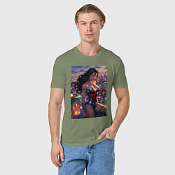 Футболка хлопковая мужская Чудо-женщина на крыше с городским фоном в стиле ко, цвет: авокадо — фото 2