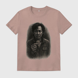 Мужская футболка Игрок 456 держит свой жетон - Игра в кальмара