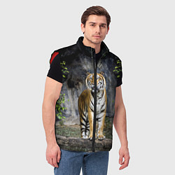 Мужской жилет ТИГР В ЛЕСУ, цвет: 3D-красный — фото 2
