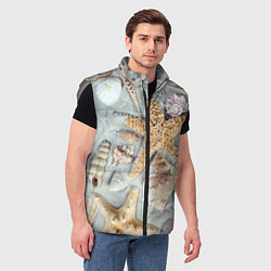 Мужской жилет Морские звёзды и ракушки на океанском песке, цвет: 3D-светло-серый — фото 2
