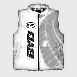 Мужской жилет BYD speed на светлом фоне со следами шин: по-верти