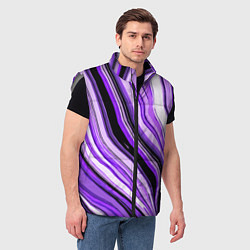 Мужской жилет Волнистые вертикальные чёрно-фиолетовые полосы, цвет: 3D-светло-серый — фото 2