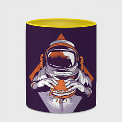 Кружка 3D Космонавт ест бургер, цвет: 3D-белый + желтый — фото 2
