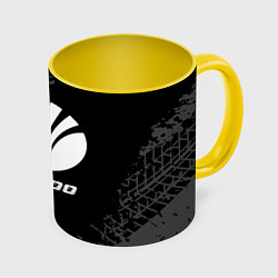 Кружка 3D Daewoo speed на темном фоне со следами шин, цвет: 3D-белый + желтый