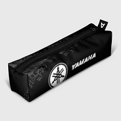 Пенал Yamaha speed на темном фоне со следами шин: надпис