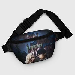 Поясная сумка Уэнсдей Аддамс, Энид Синклер на фоне замка, цвет: 3D-принт — фото 2