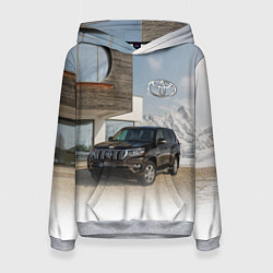 Женская толстовка Тoyota Land Cruiser Prado у горного коттеджа Mount