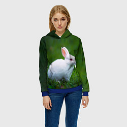 Толстовка-худи женская Кролик на фоне травы, цвет: 3D-синий — фото 2