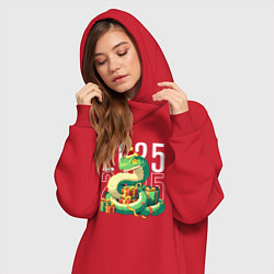 Женское худи-платье Новогодняя зелёная змея 2025, цвет: красный — фото 2