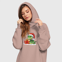Женское худи-платье Новогодняя змея с подарком, цвет: пыльно-розовый — фото 2