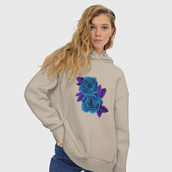 Толстовка оверсайз женская Синие розы ночью, цвет: миндальный — фото 2