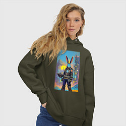 Толстовка оверсайз женская Заяц с оружием - киберпанк - нейросеть, цвет: хаки — фото 2