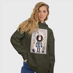 Толстовка оверсайз женская Милый маленький космонавт - нейросеть, цвет: хаки — фото 2
