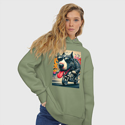 Толстовка оверсайз женская Бультерьер управляет мотоциклом - граффити, цвет: авокадо — фото 2