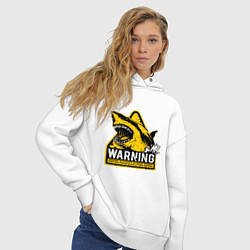 Толстовка оверсайз женская Предупреждающий знак - опасно акулы, цвет: белый — фото 2