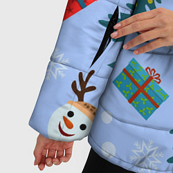 Куртка зимняя женская Снеговики с новогодними подарками паттерн, цвет: 3D-красный — фото 2
