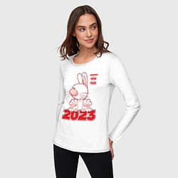 Лонгслив хлопковый женский Happy New Year, 2023, кролик сидит на цифрах, цвет: белый — фото 2
