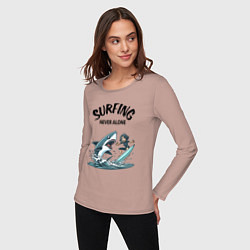 Лонгслив хлопковый женский Surfing never alone - shark and girl, цвет: пыльно-розовый — фото 2