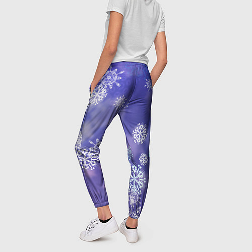 Женские брюки Крупные снежинки на фиолетовом / 3D-принт – фото 4