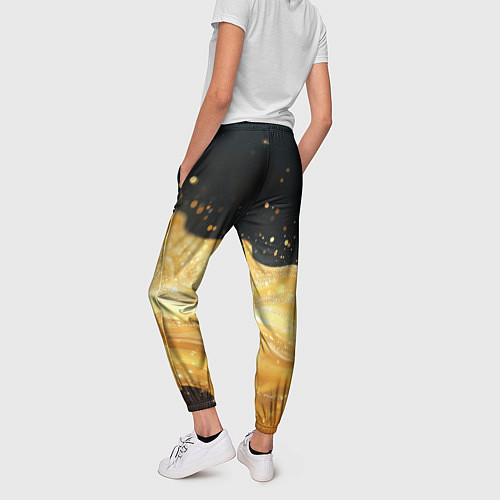 Женские брюки Золотистая материя на черном фоне / 3D-принт – фото 4