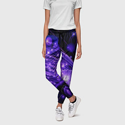 Брюки женские Силуэты цветов на темном фоне - фиолетовое свечени, цвет: 3D-принт — фото 2