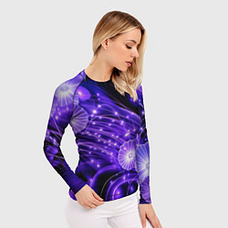 Рашгард женский Силуэты цветов на темном фоне - фиолетовое свечени, цвет: 3D-принт — фото 2