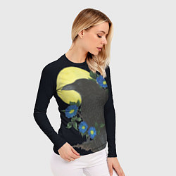 Рашгард женский Чёрный ворон на ветке среди синих цветов под луной, цвет: 3D-принт — фото 2