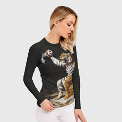 Рашгард женский Тигр сидит на золотом унитазе сердится, цвет: 3D-принт — фото 2