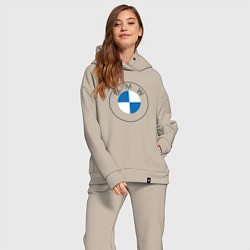 Женский костюм оверсайз BMW LOGO 2020, цвет: миндальный — фото 2