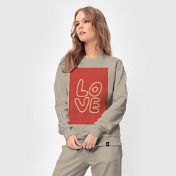 Костюм хлопковый женский Слово Love на красном прямоугольном фоне, цвет: миндальный — фото 2