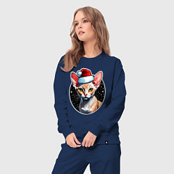 Костюм хлопковый женский Кот породы Девон-рекс в новогодней шапке, цвет: тёмно-синий — фото 2