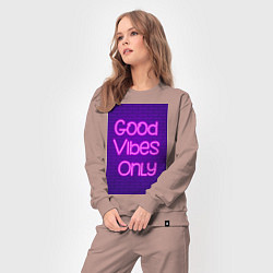Костюм хлопковый женский Неоновая надпись good vibes only и кирпичная стена, цвет: пыльно-розовый — фото 2