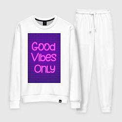 Костюм хлопковый женский Неоновая надпись good vibes only и кирпичная стена, цвет: белый