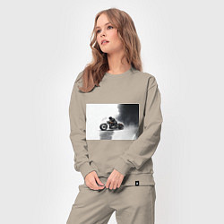 Костюм хлопковый женский Крутой байкер скетч, цвет: миндальный — фото 2